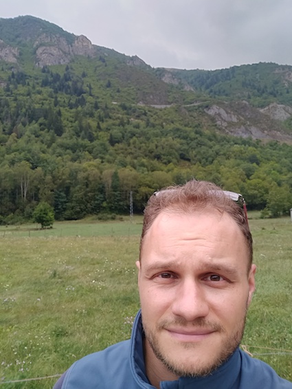 Selfie avec les montagnes des Pyrénnées derrière moi