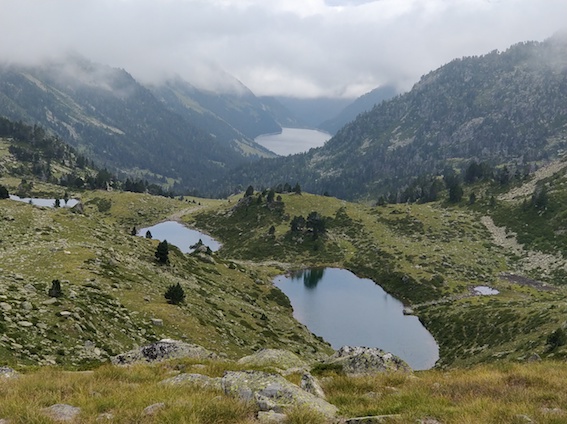 Photo illustrant plusieurs lacs en altitude dont le plus lointain encadré par des montagnes