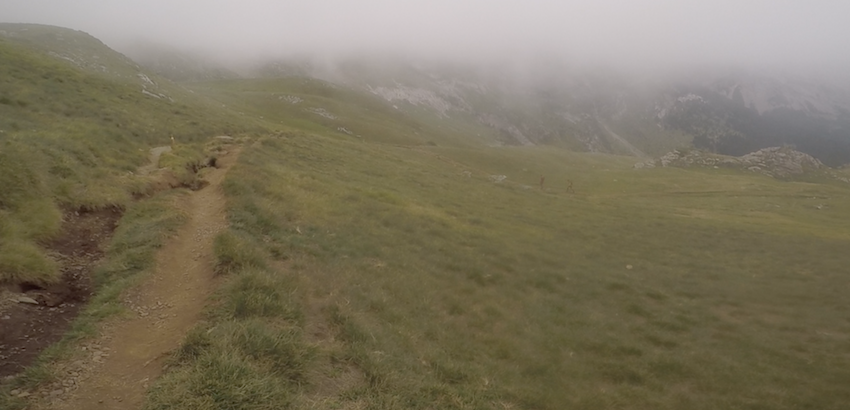 Photo du paysage, le brouillard tombant sur les sommets au loin